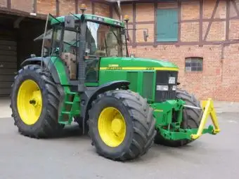 Ciągnik rolniczy John Deere 7810 z przednim TUZ