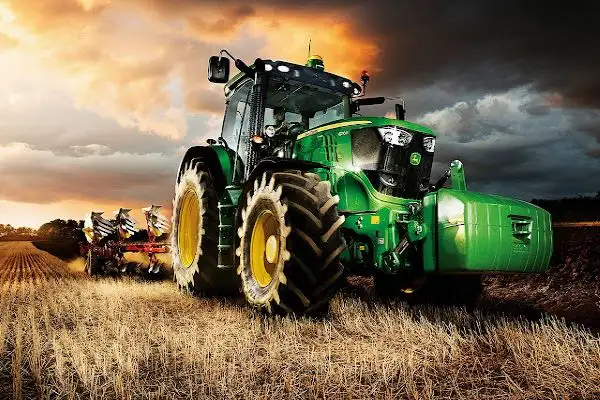 Ciągnik rolniczy John Deere serii 6R z pługiem