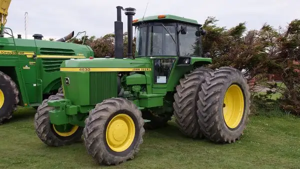 Ciągnik rolniczy John Deere 4630 z kołami bliźniaczymi